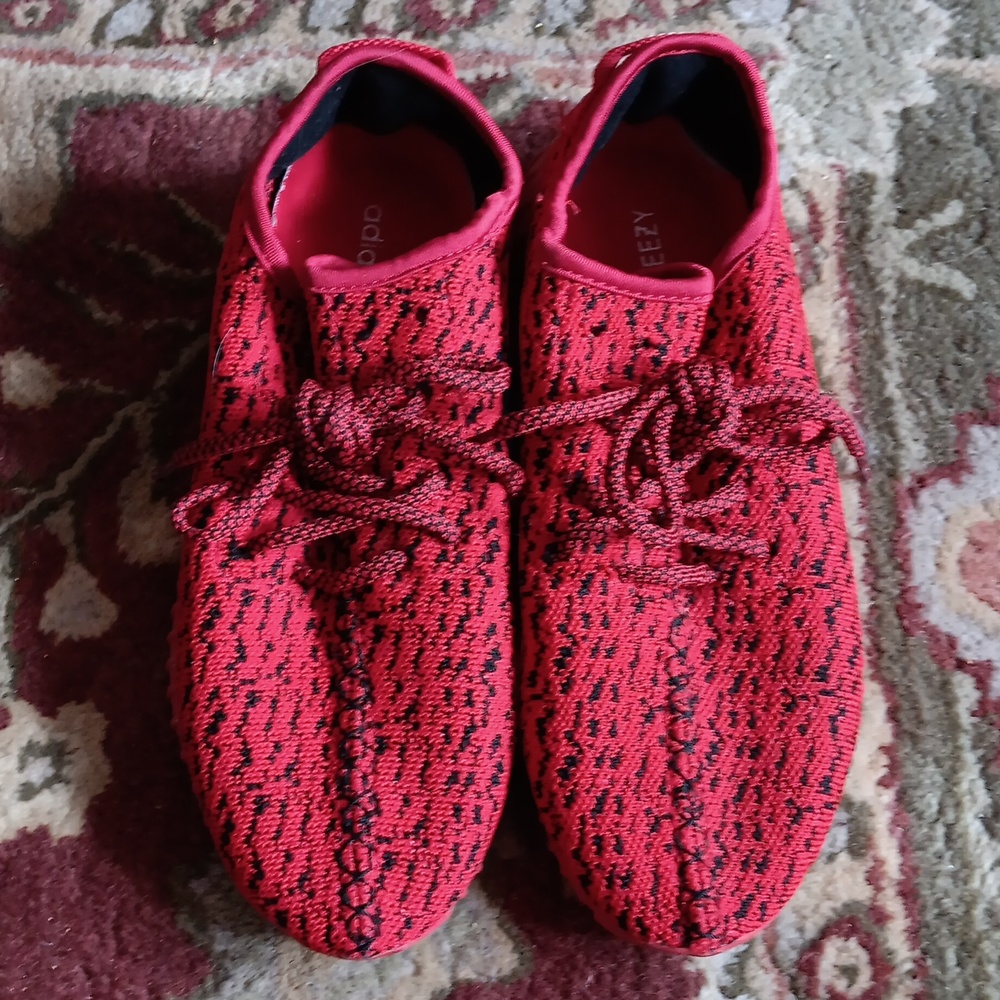 YEEZY ADIDAS red and black sneakers 👟 7.5
